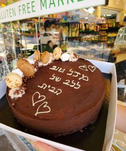 עוגת יום הולדת שוקולד פרווה עשירה ללא גלוטן | פינובייקרי