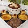 מארז קינוחים מפנק ללא גלוטן עוגת אוריאו, קרם ברולה, פחזניות ועוגיות אמסטרדם