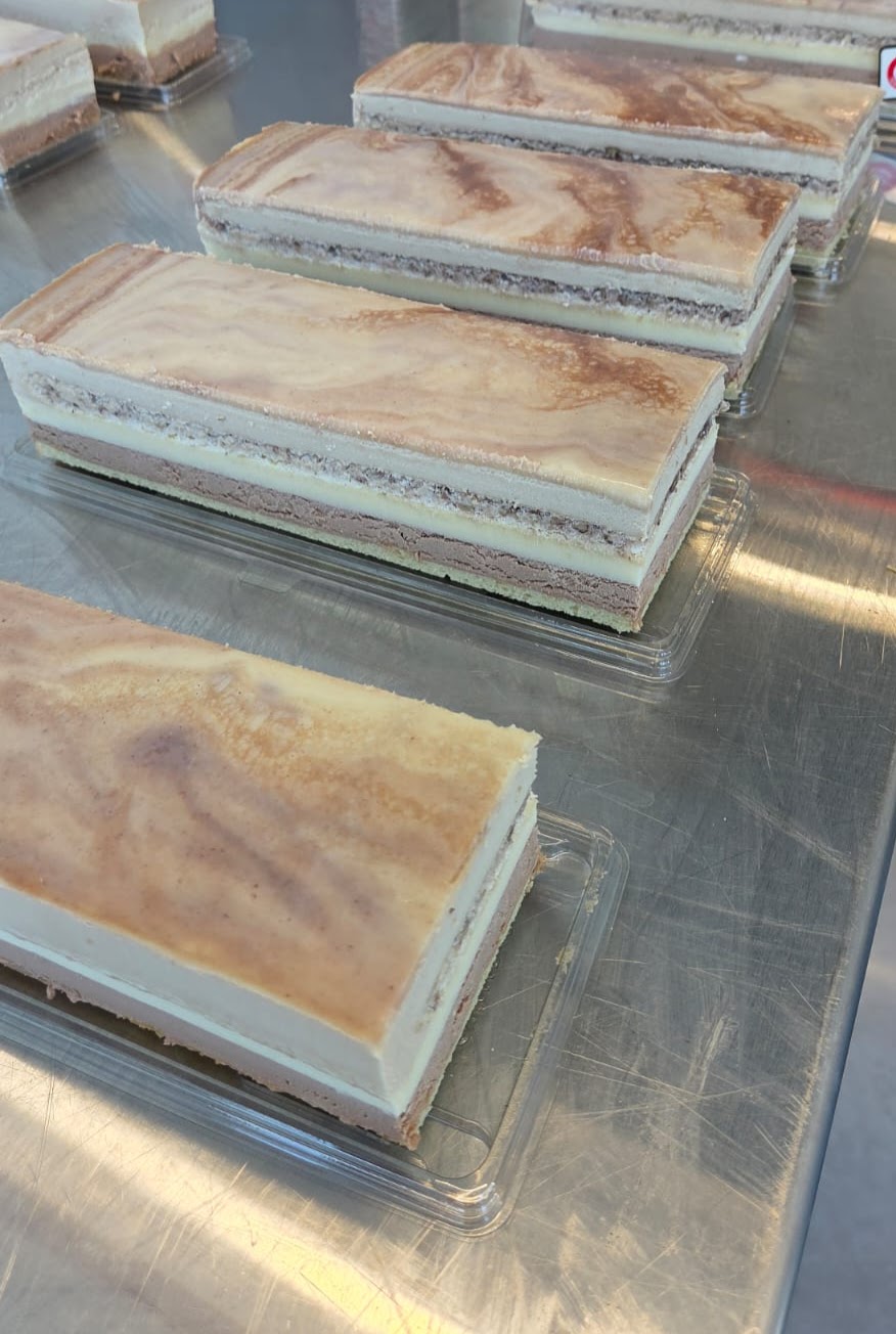 עוגת פס שוקולד פרלינה קרם ברולה ללא גלוטן| אליס (עידן ללא גלוטן)